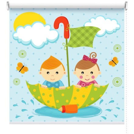 Κορίτσι και αγόρι επιπλέουν με ομπρέλα