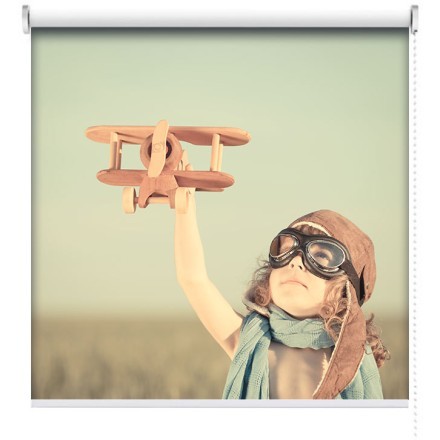 Παιδί παίζει με αεροπλάνακι Ρολοκουρτίνα - Ρόλερ Σκίασης