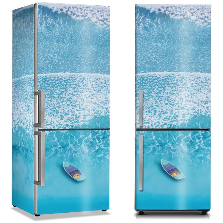 Αυτοκόλλητο Ψυγείου Βάρκα στα κύματα της θάλασσας