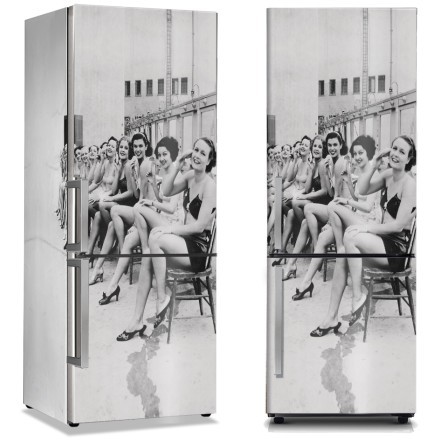 Κοπέλες στην αναμονή Αυτοκόλλητο Ψυγείου