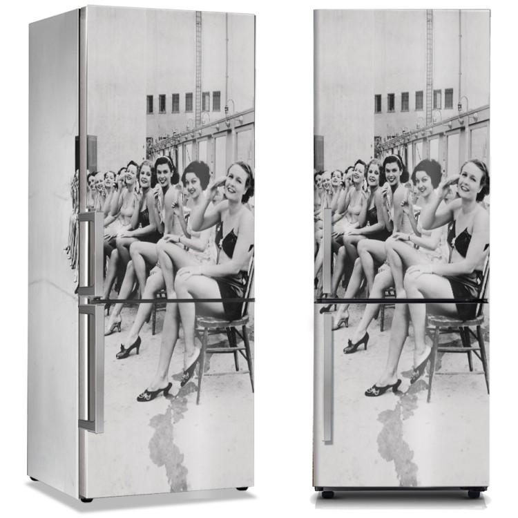 Αυτοκόλλητο Ψυγείου Κοπέλες στην αναμονή