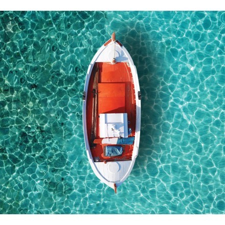Αεροφωτογραφία παραδοσιακής βάρκας στην θάλασσα της Μυκόνου