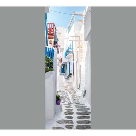 Όμορφo στενάκι με λευκά σπίτια στη Μύκονο