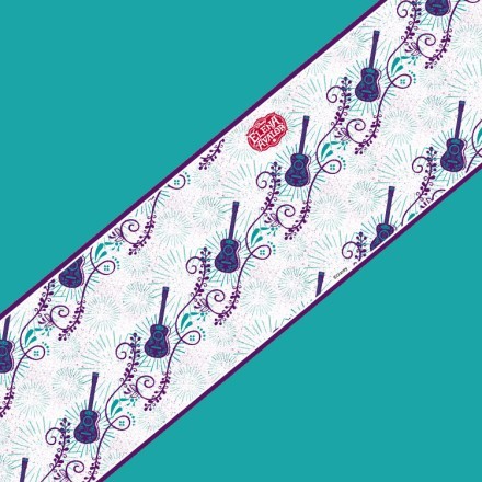 Μοβ μοτίβο με την κιθάρα της Έλενας του Άβαλορ