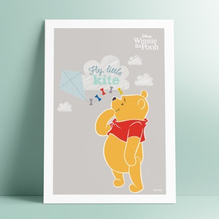 Ο μικρός Winnie the Pooh πετάει χαρταετό!