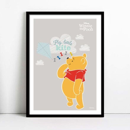 Ο μικρός Winnie the Pooh πετάει χαρταετό!