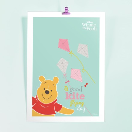Ο Winnie The Pooh πετάει χαρταετό με ηλιόλουστο καιρό! Πόστερ
