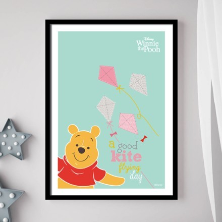 Ο Winnie The Pooh πετάει χαρταετό με ηλιόλουστο καιρό!
