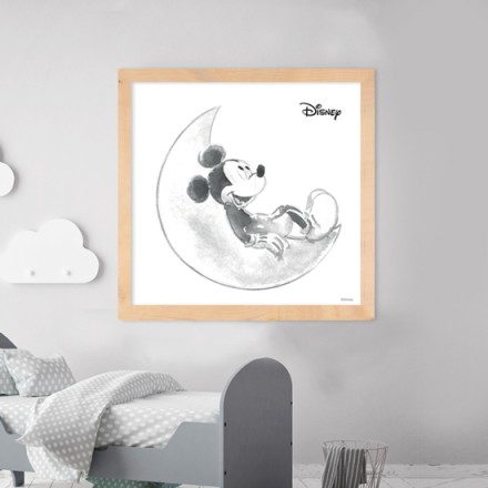 Ο Mickey ξαπλωμένος πάνω στο φεγγάρι