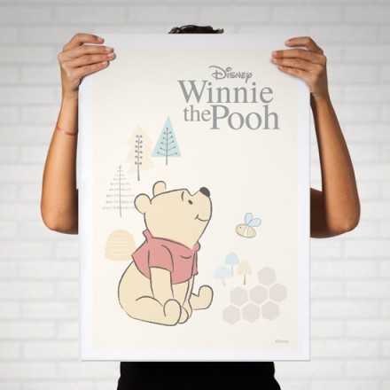 Ο Winnie the Pooh παίζει με τις μελισσούλες! Πόστερ