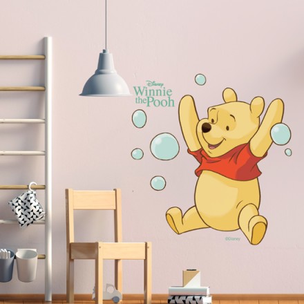 Ο Winnie the pooh  παίζει με φούσκες! Αυτοκόλλητο Τοίχου