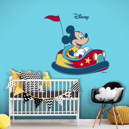 Mickey Mouse παίζει με αυτοκινητάκι σε λούνα παρκ! Αυτοκόλλητο Τοίχου