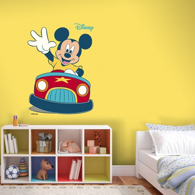 Αυτοκόλλητο Τοίχου O Mickey Mouse παίζει χαρούμενο με κινούμενο αυτοκινητάκι