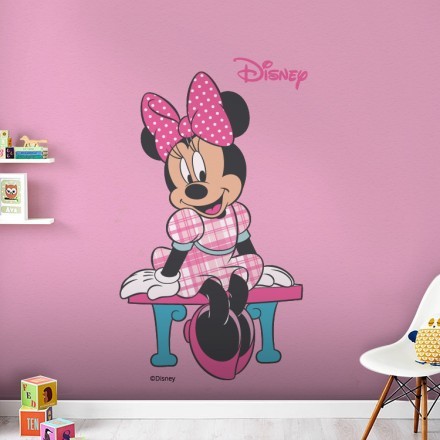 Η Minnie Mouse κάθεται χαρούμενη