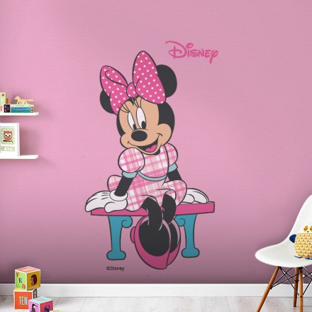 Η Minnie Mouse κάθεται χαρούμενη Αυτοκόλλητο Τοίχου