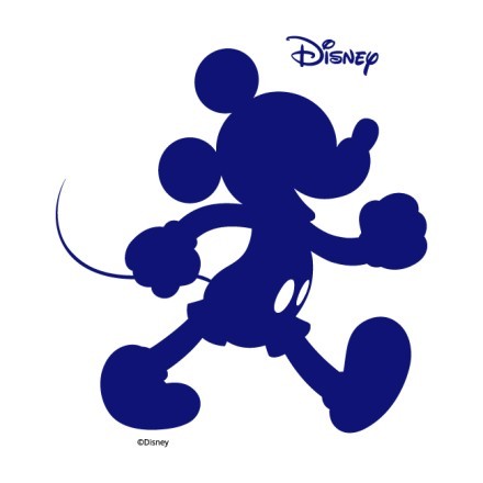 O Mickey Mouse περπατάει χαρούμενος