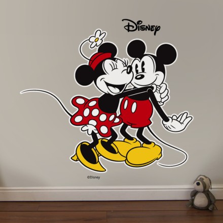 Η Minnie αγκαλιάζει το Mickey