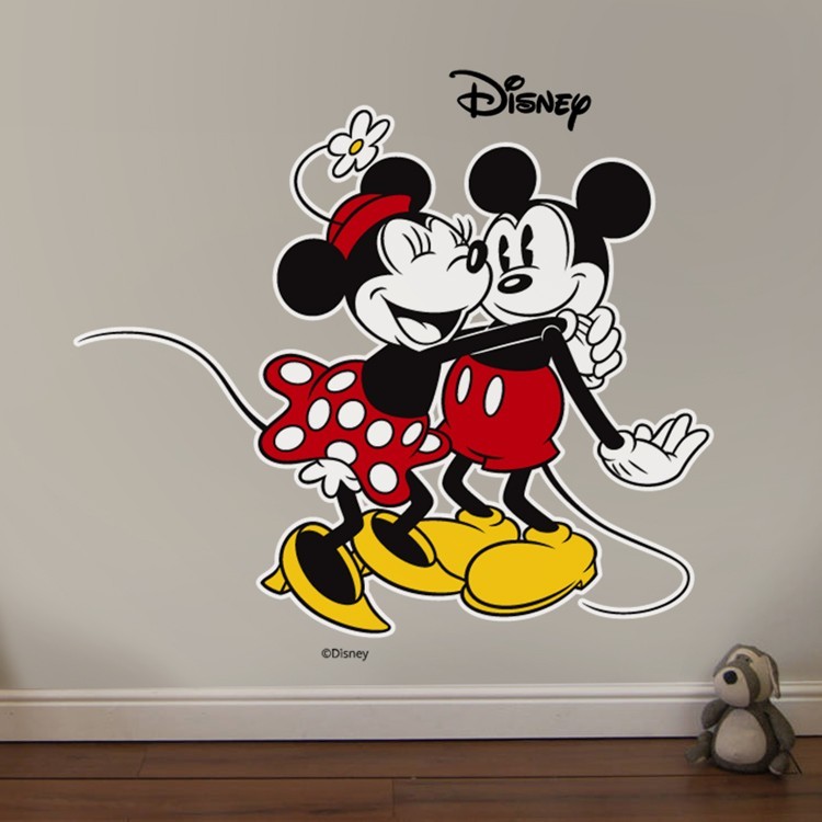 Αυτοκόλλητο Τοίχου Η Minnie αγκαλιάζει το Mickey