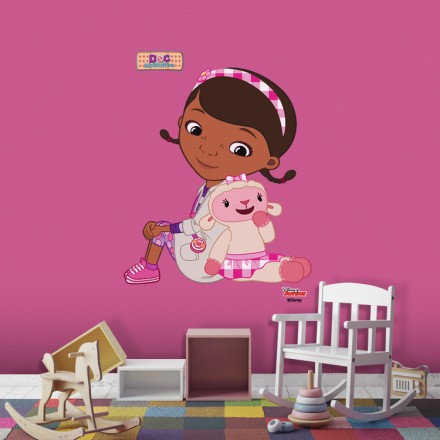 Μικρή Γιατρός κάθεται με την Αρνίτσα, Doc McStuffins Αυτοκόλλητο Τοίχου