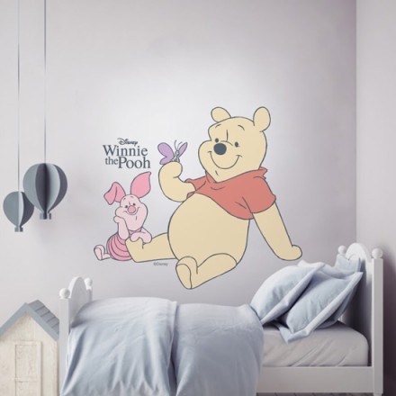 Ο Winnie the Pooh με μια πεταλούδα! Αυτοκόλλητο Τοίχου
