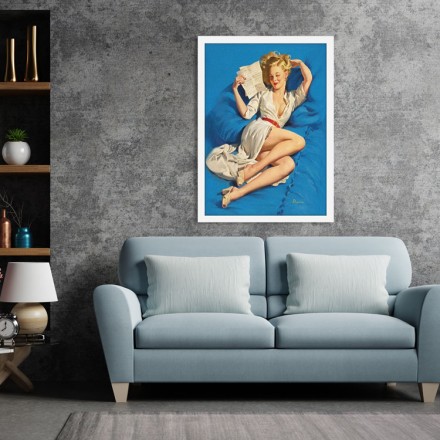 Pin up γυναίκα ξαπλωμένη σε μπλε φόντο