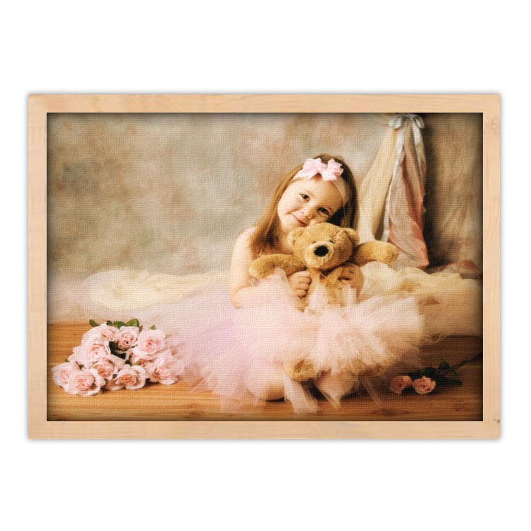 Πίνακας σε Καμβά Κοριτσάκι που παίρνει αγκαλιά ένα αρκουδάκι