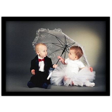 Χαριτωμένα μωρά κάτω από ομπρέλα Πίνακας σε Καμβά