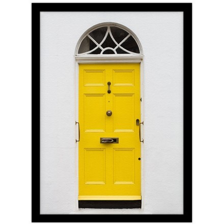 Κίτρινη πόρτα στον λευκό τοίχο Πίνακας σε Καμβά