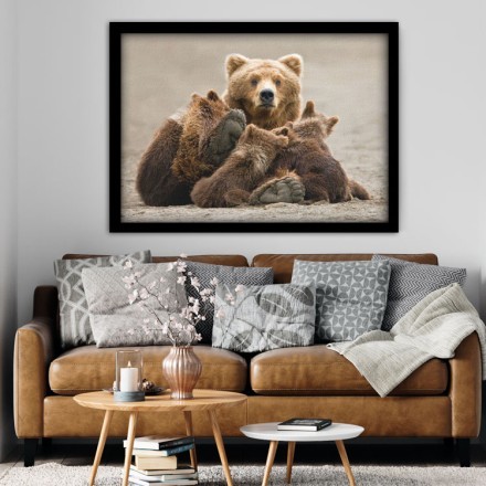 Καφέ αρκούδα με τα αρκουδάκια της