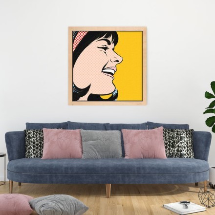 Pop art γυναίκα με κίτρινο φόντο