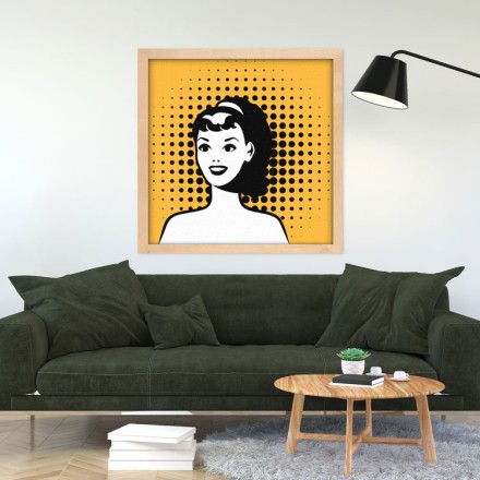 Γυναίκα pin up με κίτρινο φόντο