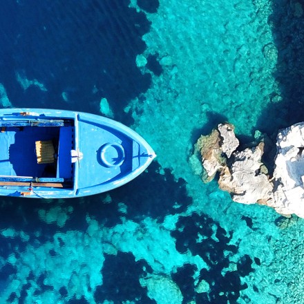 Γαλαζοπράσινη θάλασσα στο γραφικό ηφαιστειογενές νησί της Μήλου, Κυκλάδες