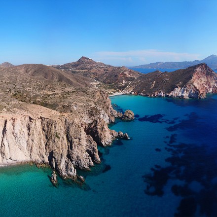 Tυρκουάζ νερά της Πλατεϊάς, Μήλος