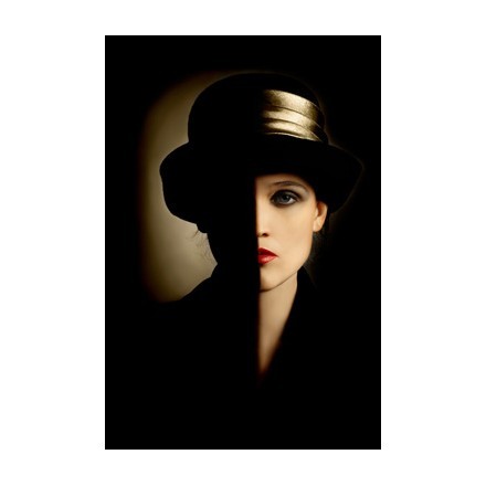 Καλλιτεχνικό πορτρέτο γυναίκας με μαύρο καπέλο