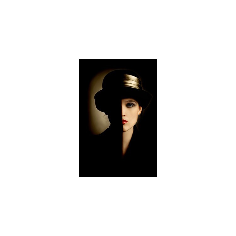  Καλλιτεχνικό πορτρέτο γυναίκας με μαύρο καπέλο