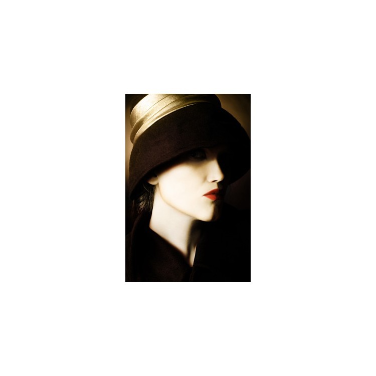  Γυναικείo πορτρέτο με μαύρο καπέλο