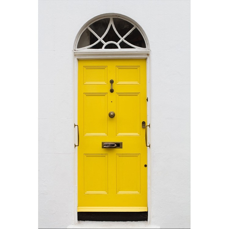  Κίτρινη πόρτα σε λευκό τοίχο