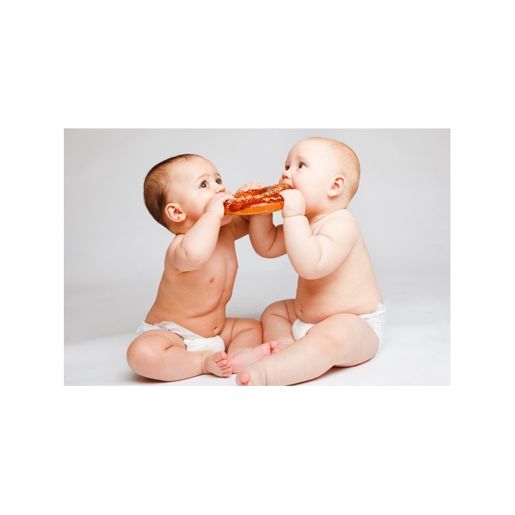  Δύο μωρά στις πάνες τρώνε ψωμί