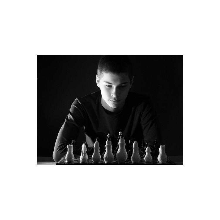  Έφηβος παίζει σκάκι