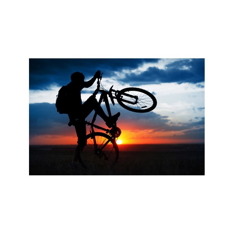  Ποδήλατης με φόντο το ηλιοβασίλεμα