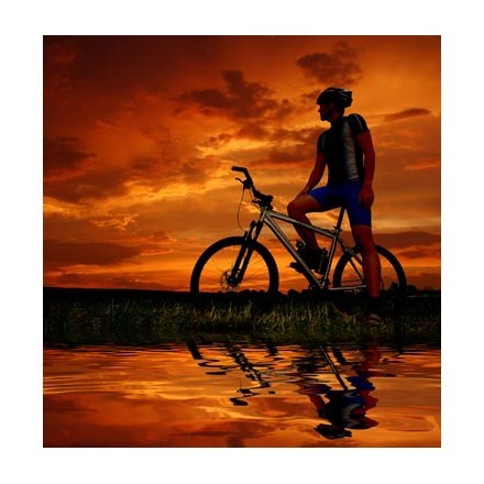 Ποδηλάτης στο ηλιοβασίλεμα