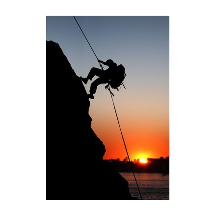 Ορειβάτης κατά το ηλιοβασίλεμα