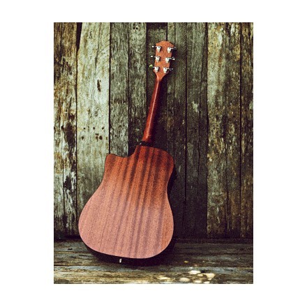Κλασική κιθάρα σε φόντο ξύλινες τάβλες