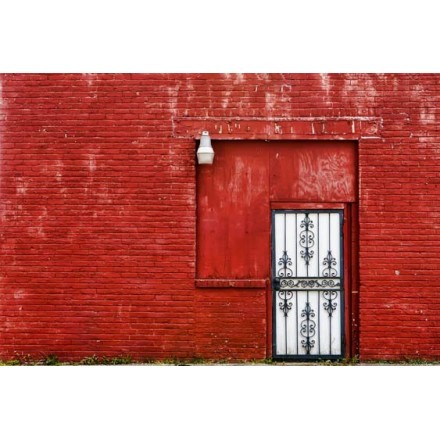 Κόκκινος τοίχος με πόρτα