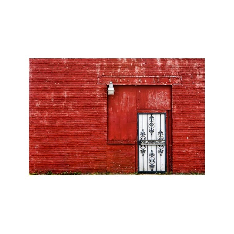  Κόκκινος τοίχος με πόρτα