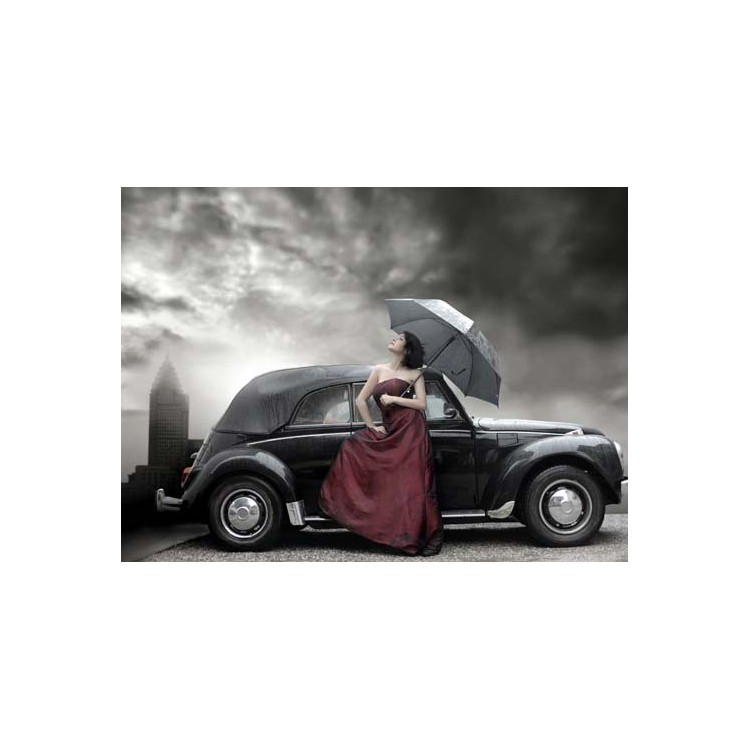  Γυναίκα δίπλα σε παλιό αυτοκίνητο