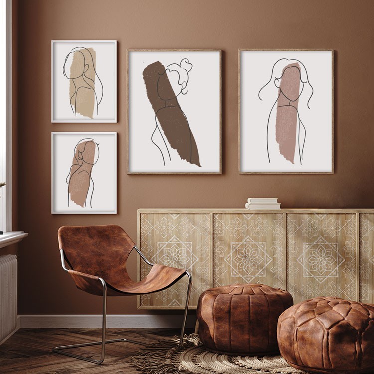 Gallery Wall σε Καμβά Σύνθεση κοπέλας με καφέ πινελιά