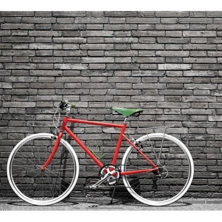 Ποδήλατο σε σκούρο τοίχο