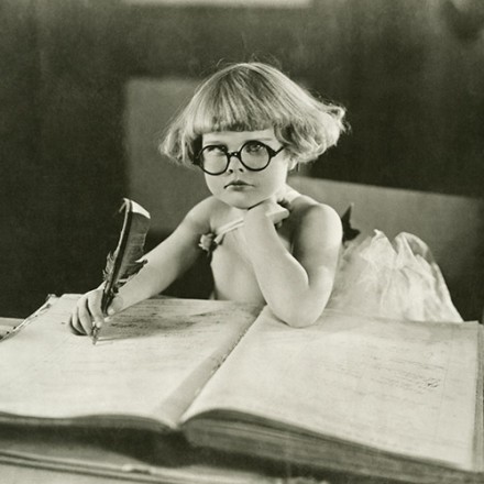 Κοριτσάκι που διαβάζει