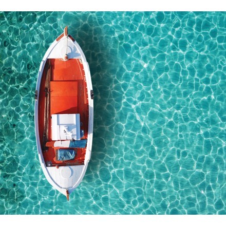 Αεροφωτογραφία παραδοσιακής βάρκας στην θάλασσα της Μυκόνου